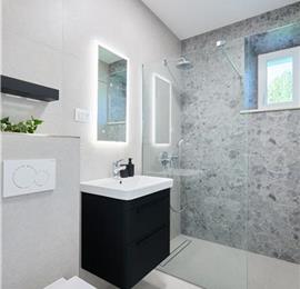 4 Bedroom Villa with Jacuzzi and Seaview in Orašac, Dubrovnik, Sleeps 9